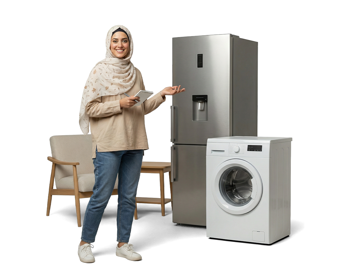 طالبة تستخدم حاسوباً محمولاً في حرم جامعي حديث